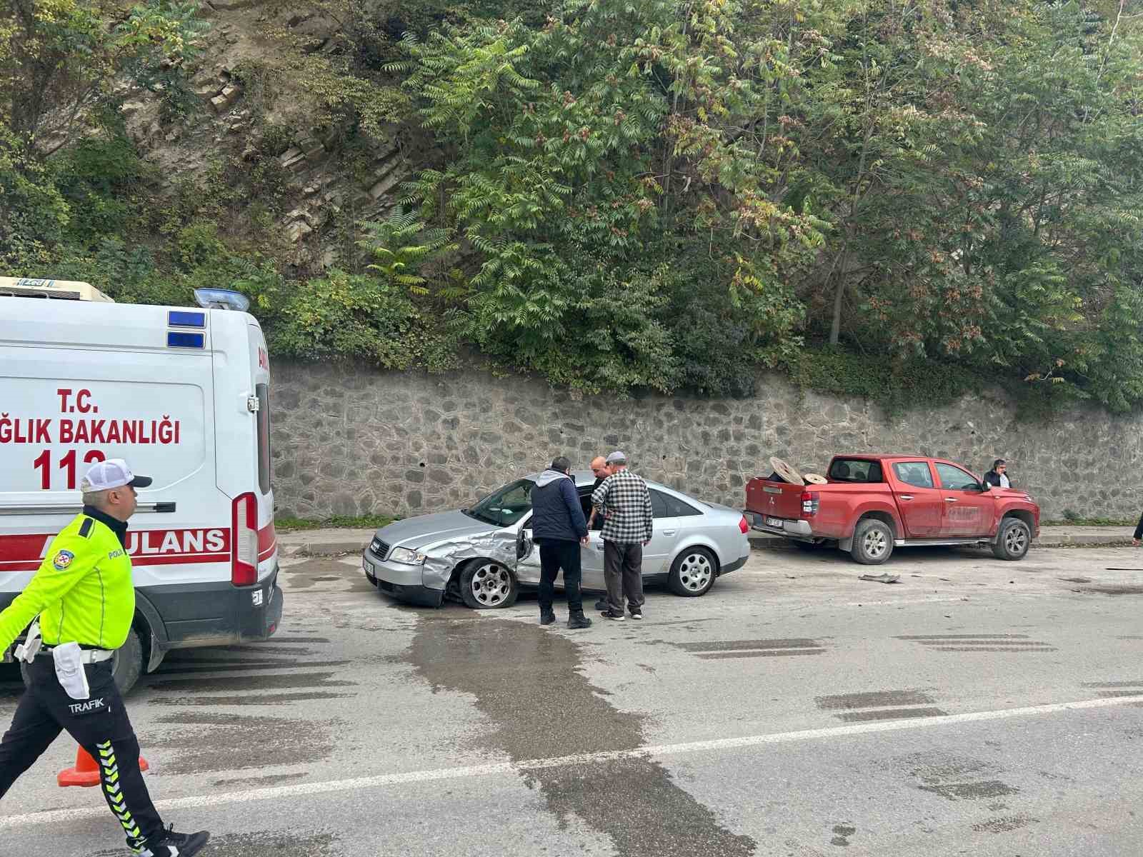 Kastamonu’da iki otomobil çarpıştı: 4 yaralı
