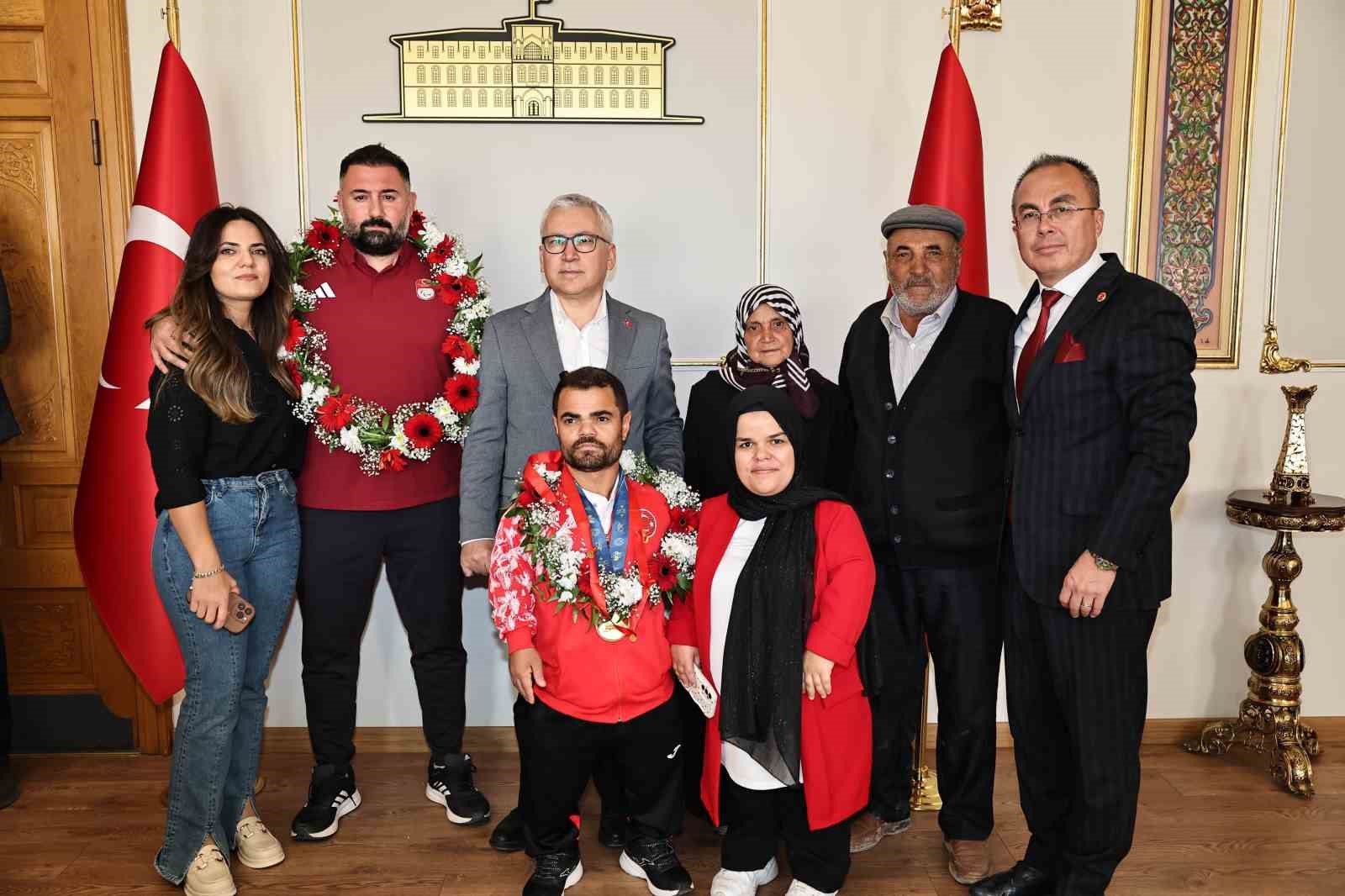 Para Halter d&uuml;nya şampiyonuna konvoylu karşılama
