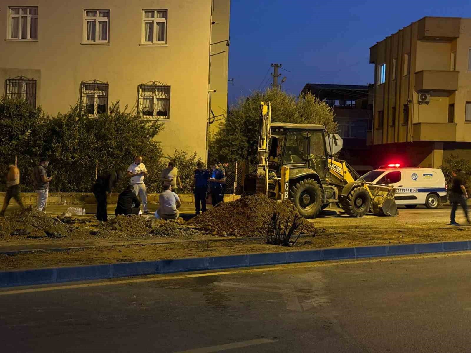 Mersin’de internet çalışması için yapılan kazı doğalgaz borusuna zarar verdi: 2 yaralı