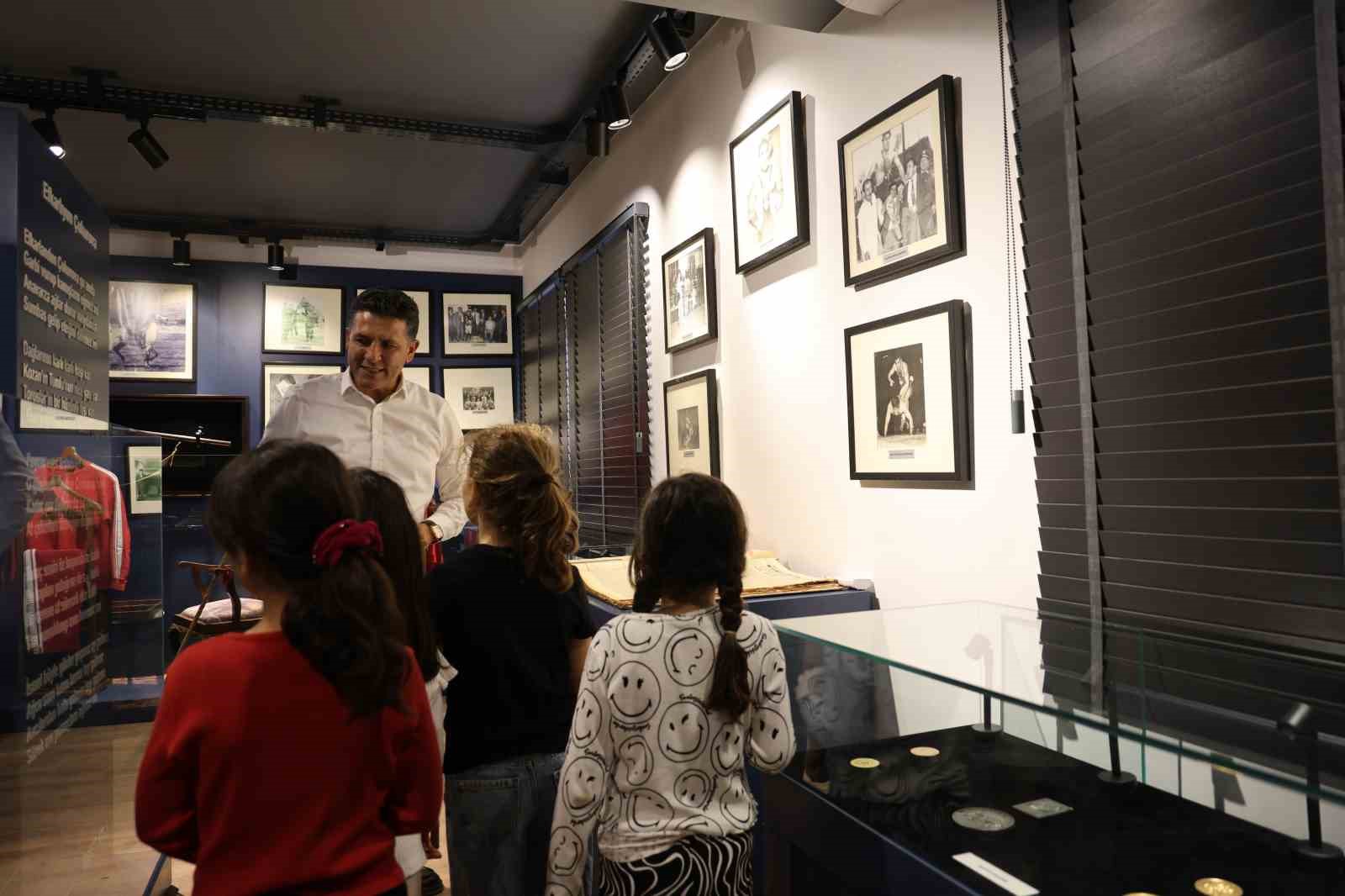 İsmet Atlı Karakucak G&uuml;reşleri, şampiyonlar kortejiyle başladı
