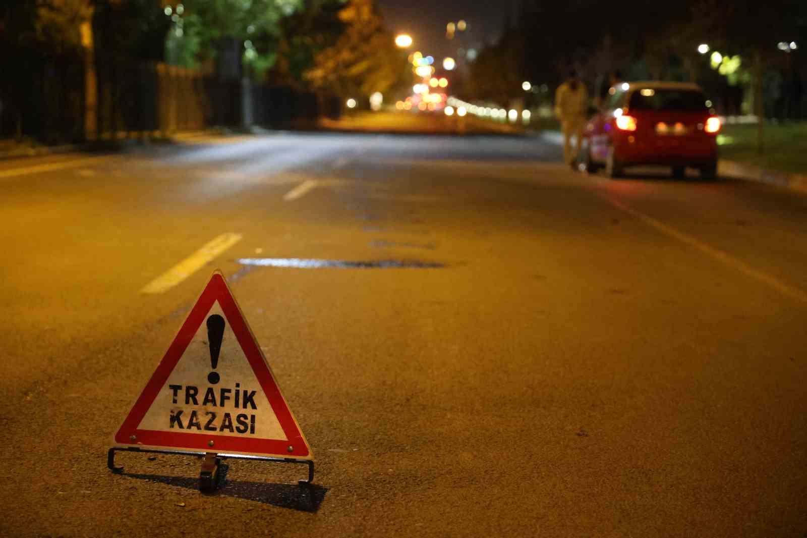 Elazığ&rsquo;da otomobil yayalara &ccedil;arptı: 2 ağır yaralı
