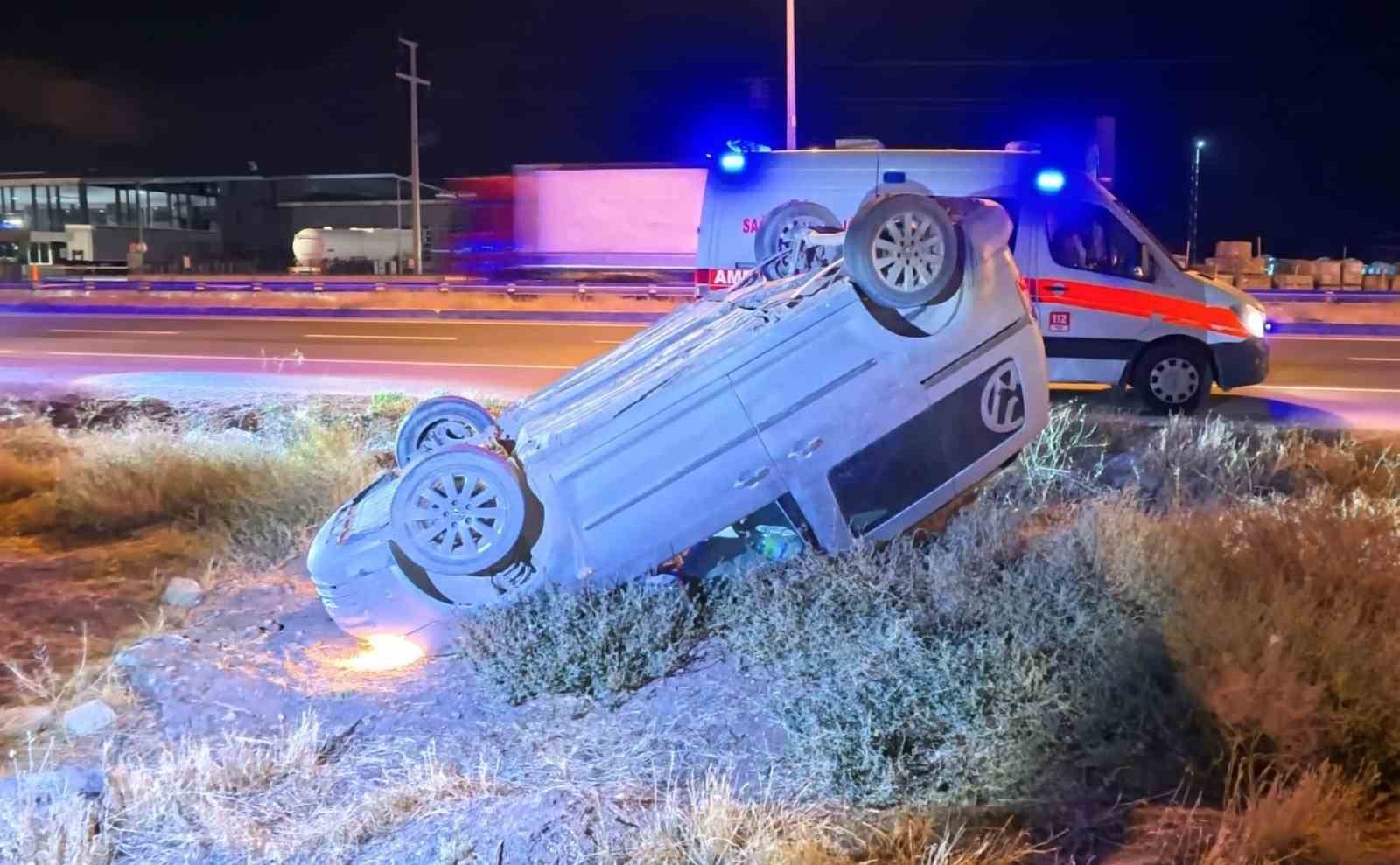 Takla atan hafif ticari aracın sürücüsü kaçarak kayıplara karıştı
