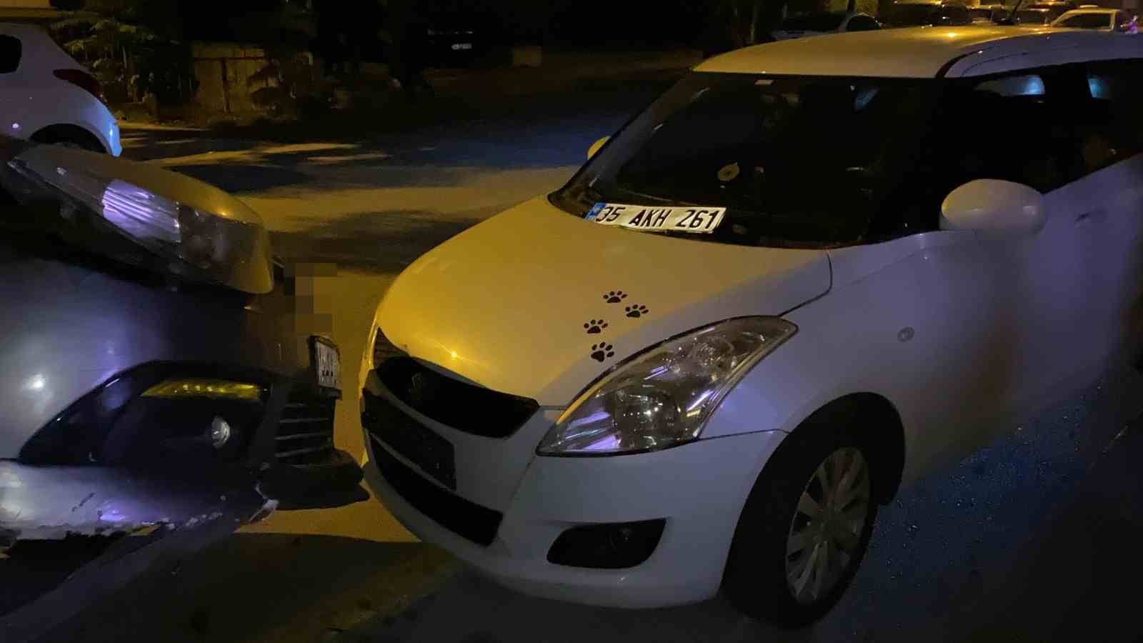 Park halindeki 2 araca çarpıp asılı kaldı: Sürücü olay yerinden kaçtı
