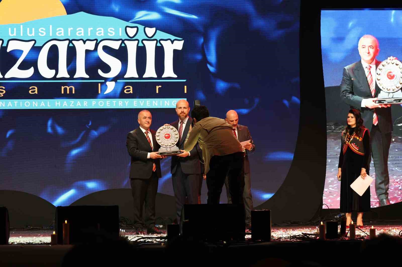 T&uuml;rk d&uuml;nyası renkleriyle Elazığ&rsquo;da parladı: Hazar Şiir Akşamları finali beğeni topladı
