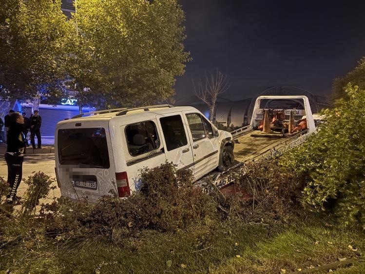 Ağacı devirip, yan yatan ara&ccedil;tan burunları bile kanamadan &ccedil;ıktılar
