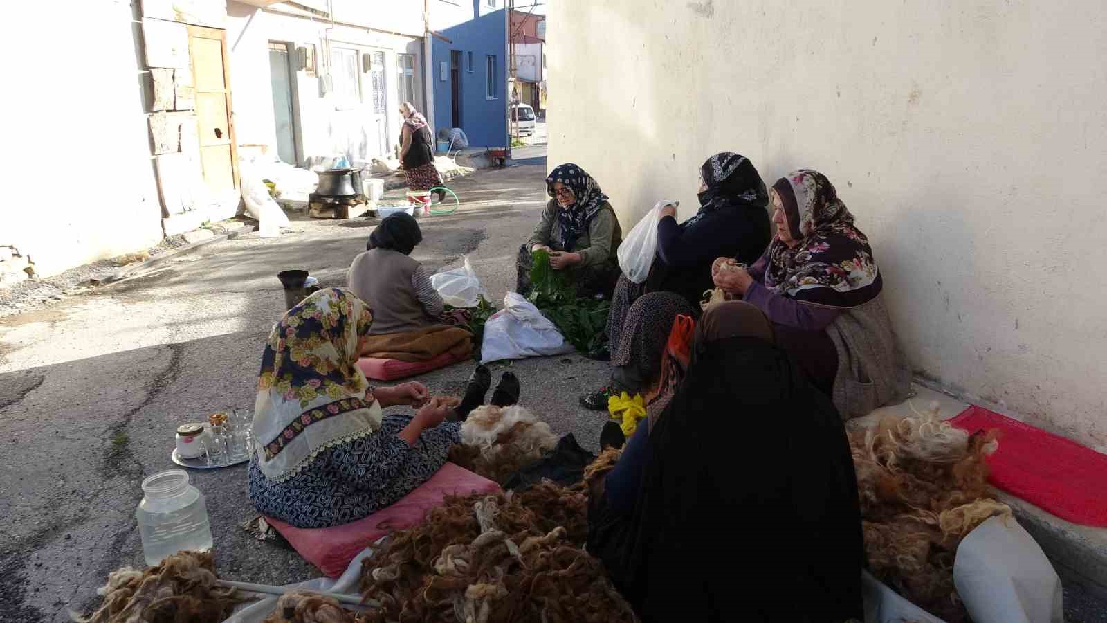 Bayburtlu kadınların komşuluk dayanışması: Kışlık hazırlıklar hep bir elden imece usul&uuml;yle yapıldı
