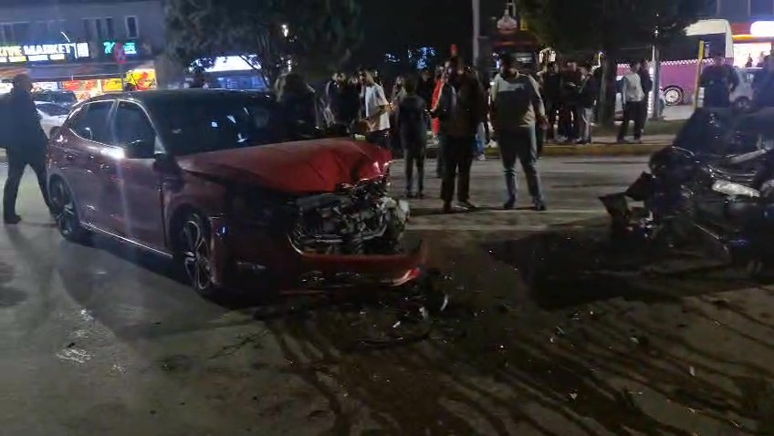 Otomobiller kafa kafaya çarpıştı: 2 yaralı
