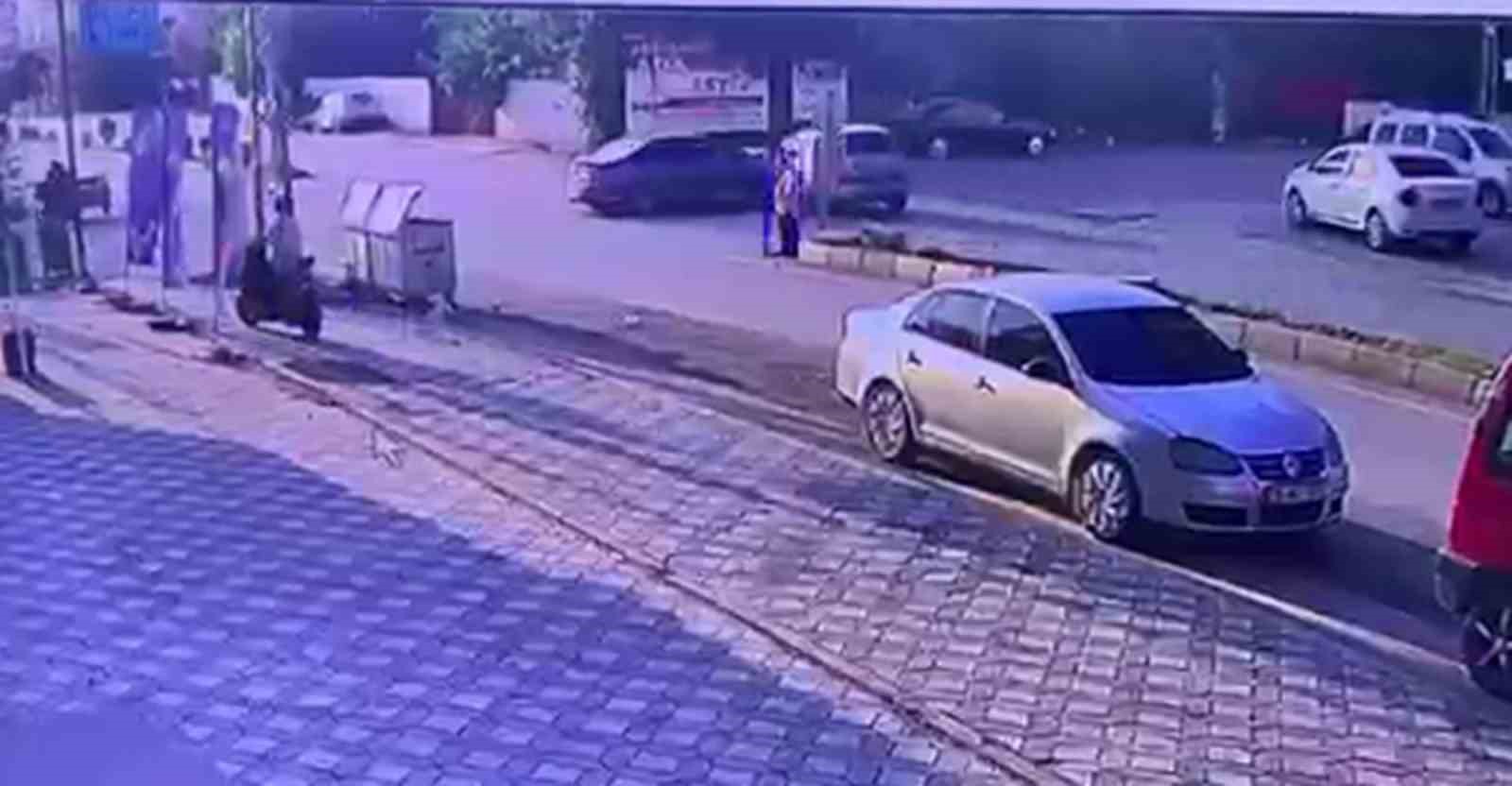 Otomobillerin kafa kafaya çarpıştığı kazada 2 kişi yaralandı, o anlar kamerada