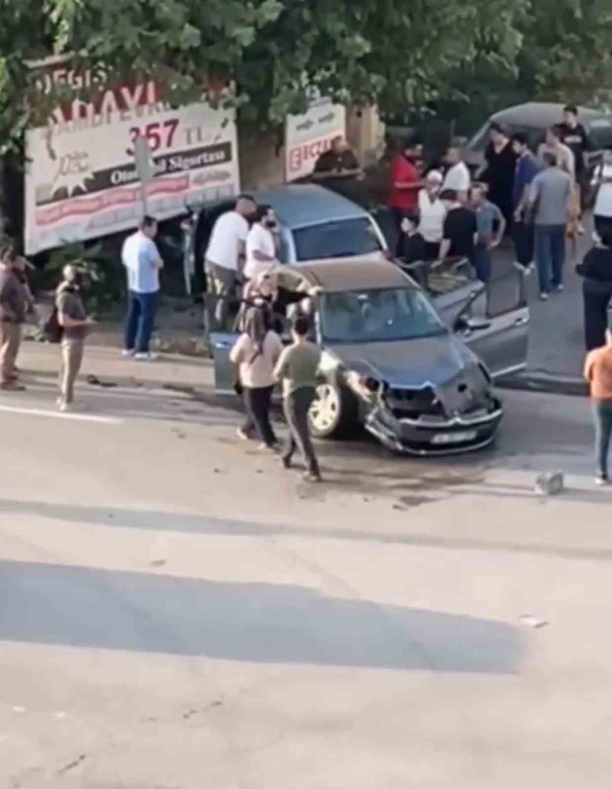 Otomobillerin kafa kafaya &ccedil;arpıştığı kazada 2 kişi yaralandı, o anlar kamerada
