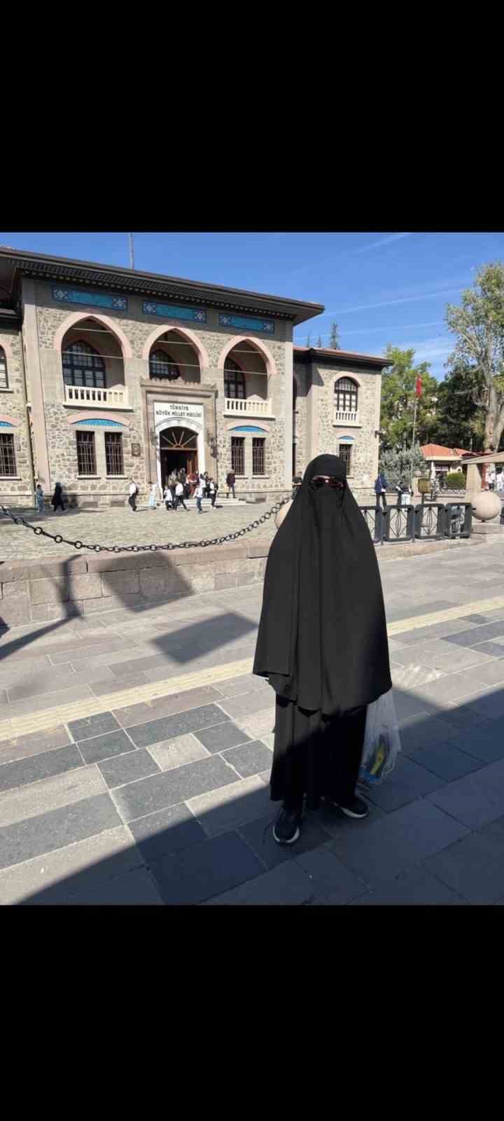 Ankara’da çarşafla gezen erkek şahıs gözaltına alındı
