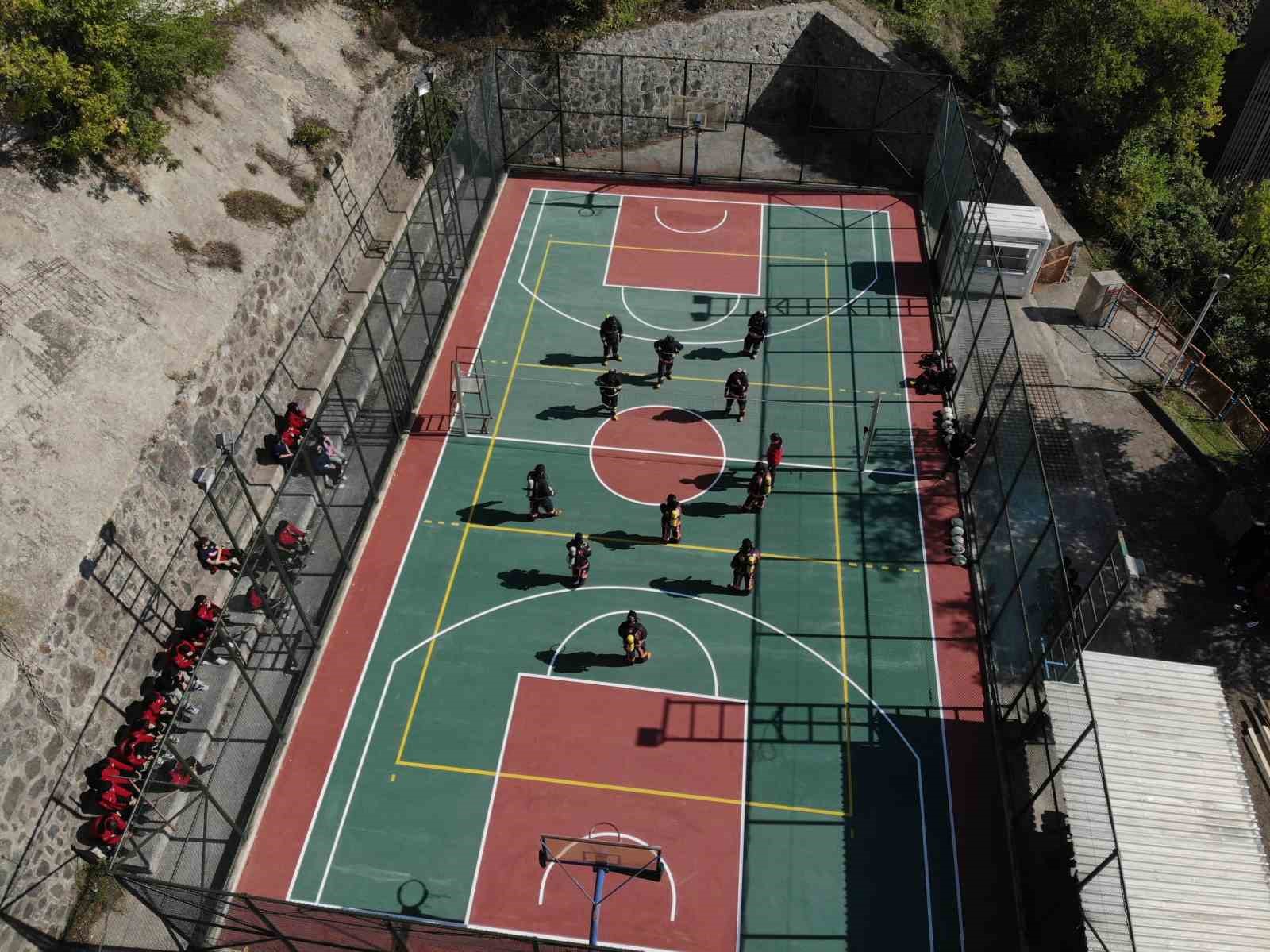 İtfaiye kostümüyle voleybol oynadılar, nefes kontrolü yaptılar
