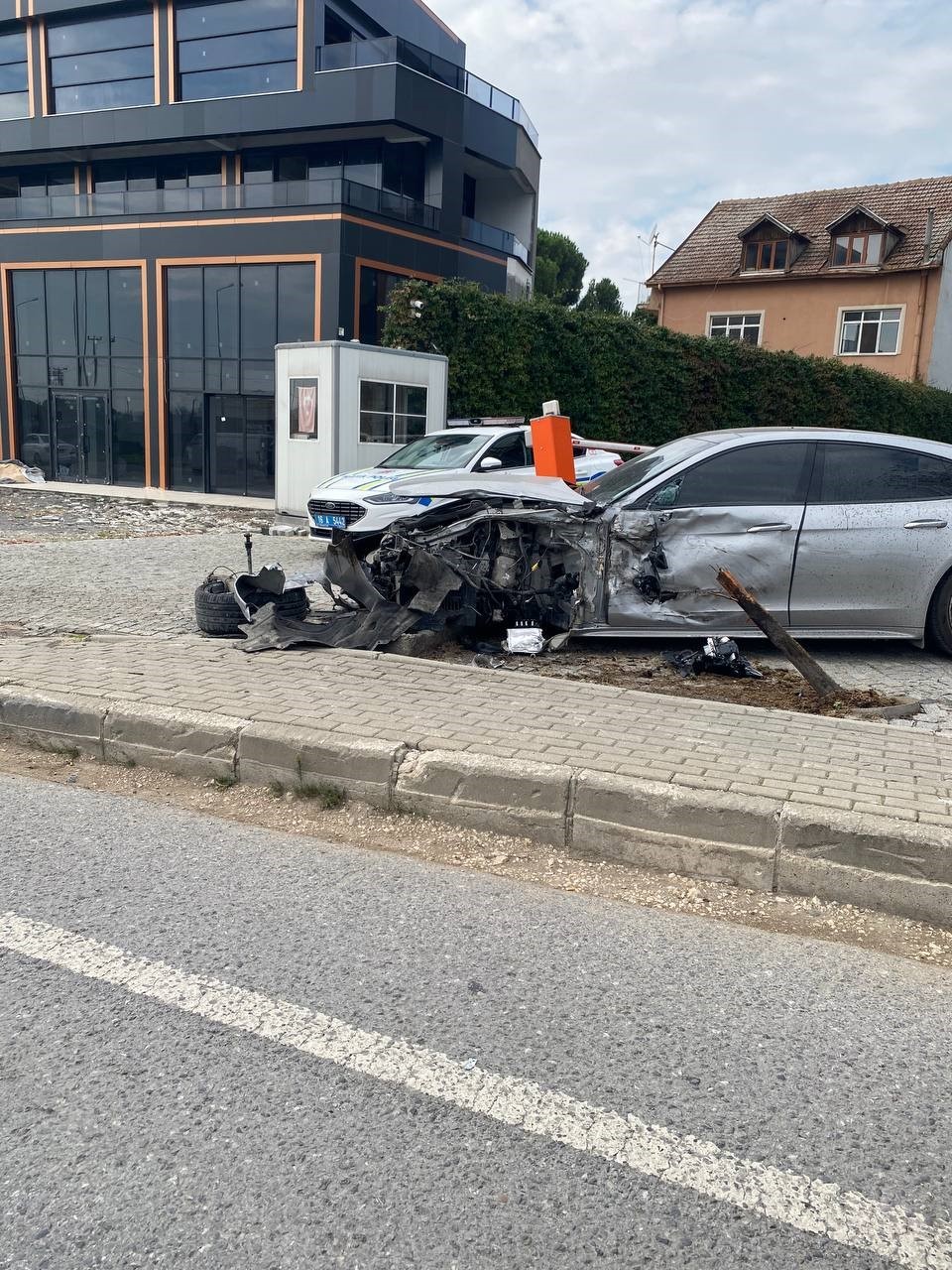 Hurdaya d&ouml;nen otomobilden yaralı kurtuldu
