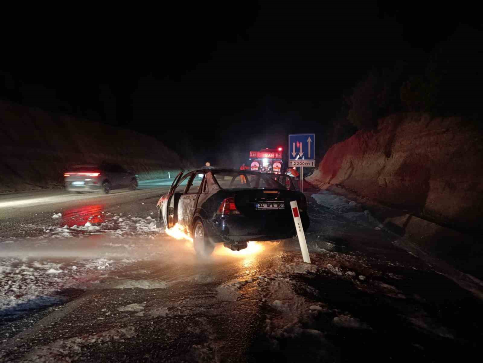 Burdur’da seyir halindeyken yanan otomobil kullanılmaz hale geldi