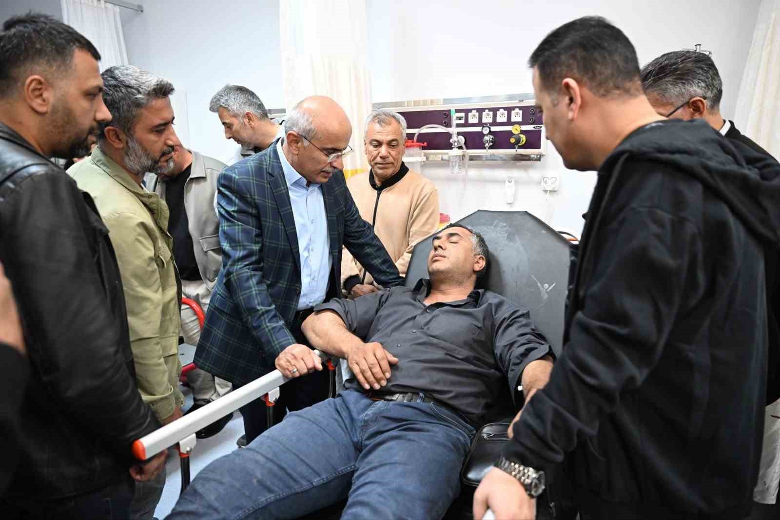 Malatya’da yol yapım ekibini taşıyan minibüs kaza yaptı: 4 yaralı