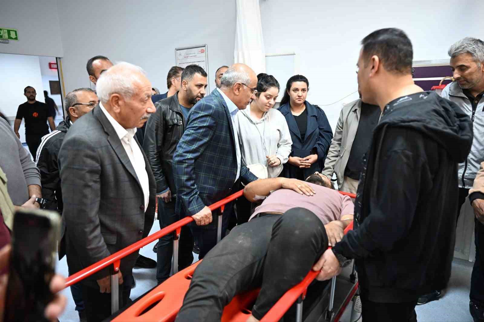 Malatya&rsquo;da yol yapım ekibini taşıyan minib&uuml;s kaza yaptı: 4 yaralı
