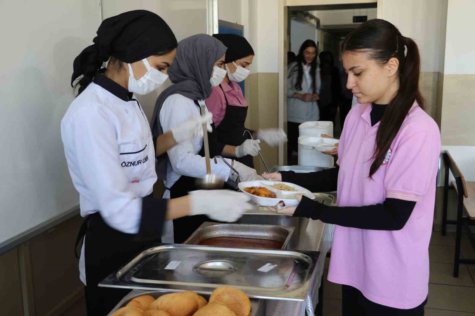 Bir ilçedeki okulların yemek ihtiyacını bu lise karşılıyor: Yıllık 15 milyon ciro yapıyor