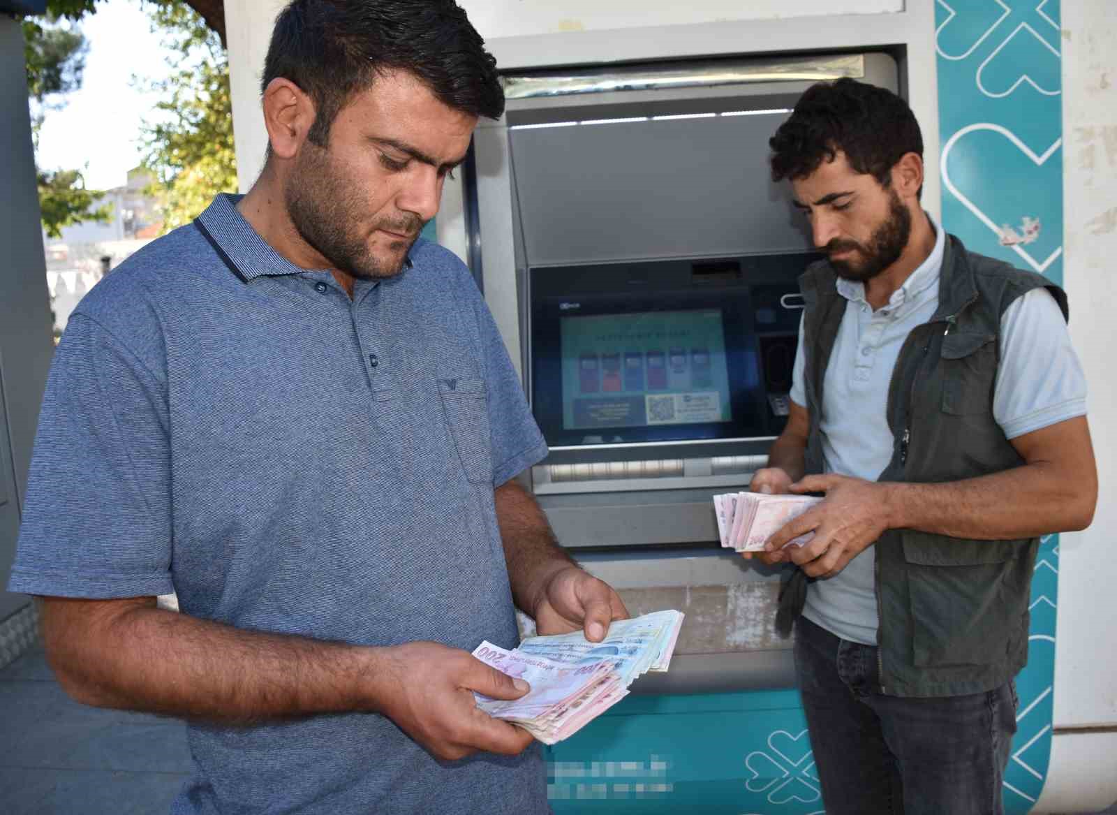 ATM’de buldukları paranın sahibini arıyorlar