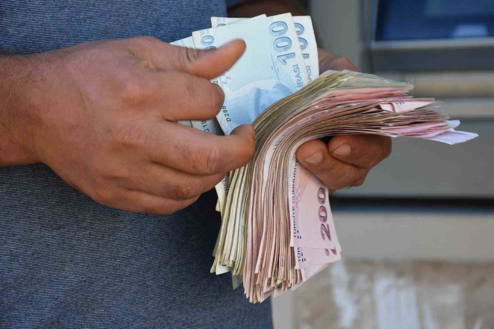 ATM&rsquo;de buldukları paranın sahibini arıyorlar
