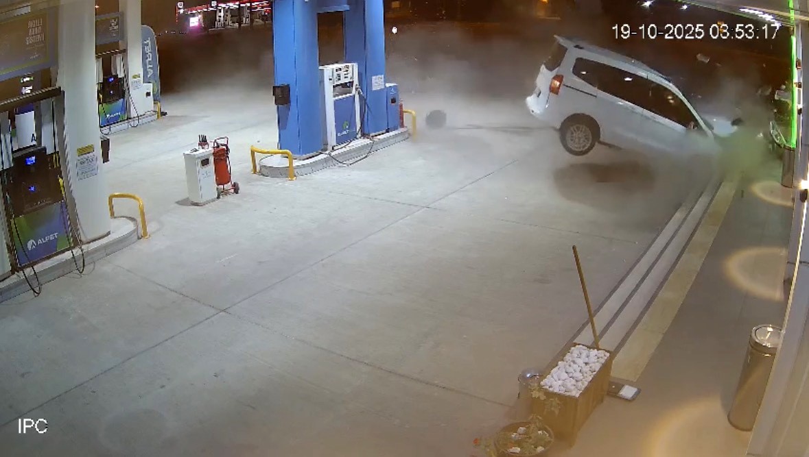 Mardin’de faciadan dönüldü: Ticari araç benzin istasyonuna daldı, 2 kişi yaralandı