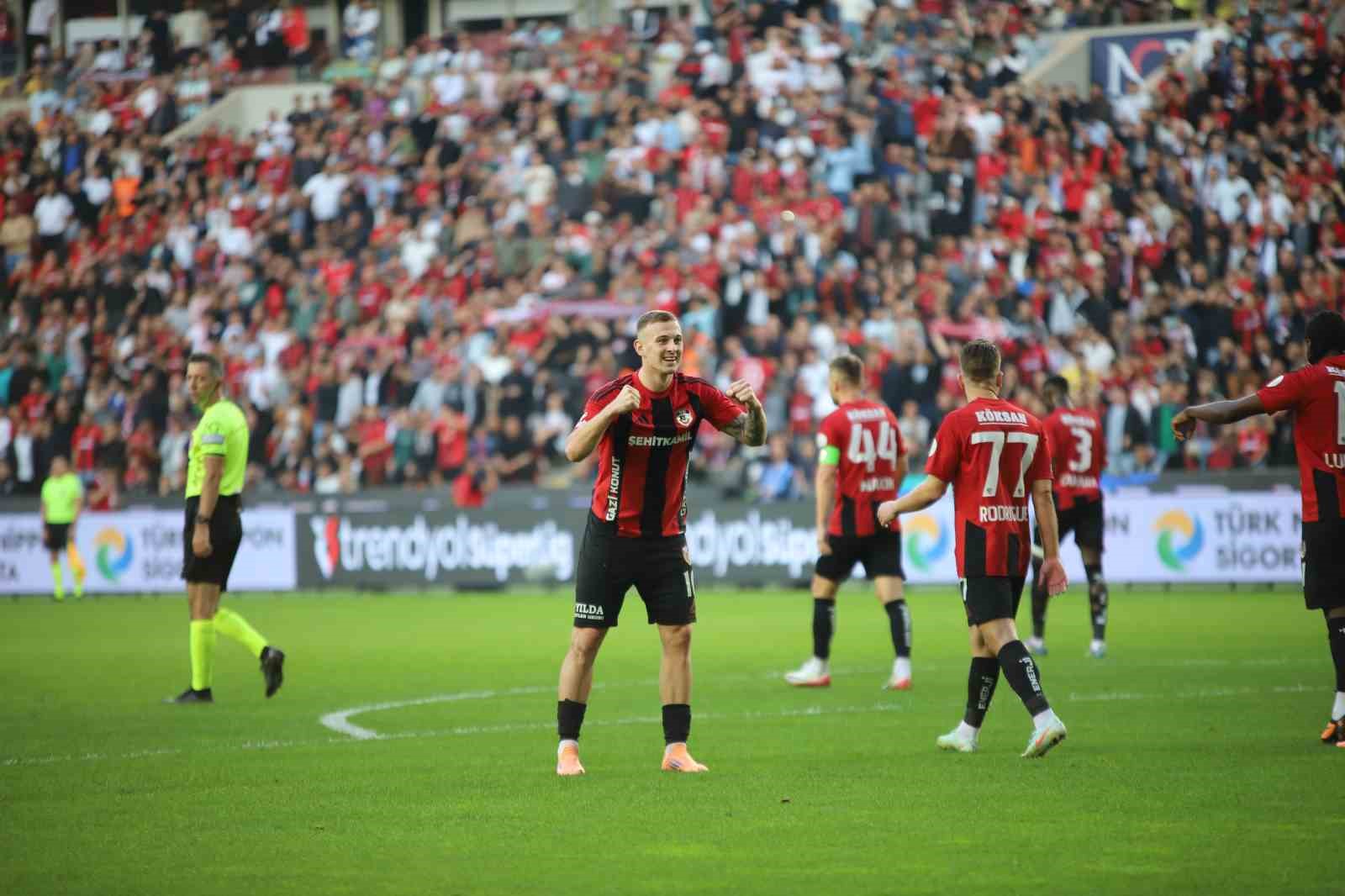 Trendyol Süper Lig: Gaziantep FK: 2 - Antalyaspor: 0 (Maç devam ediyor)
