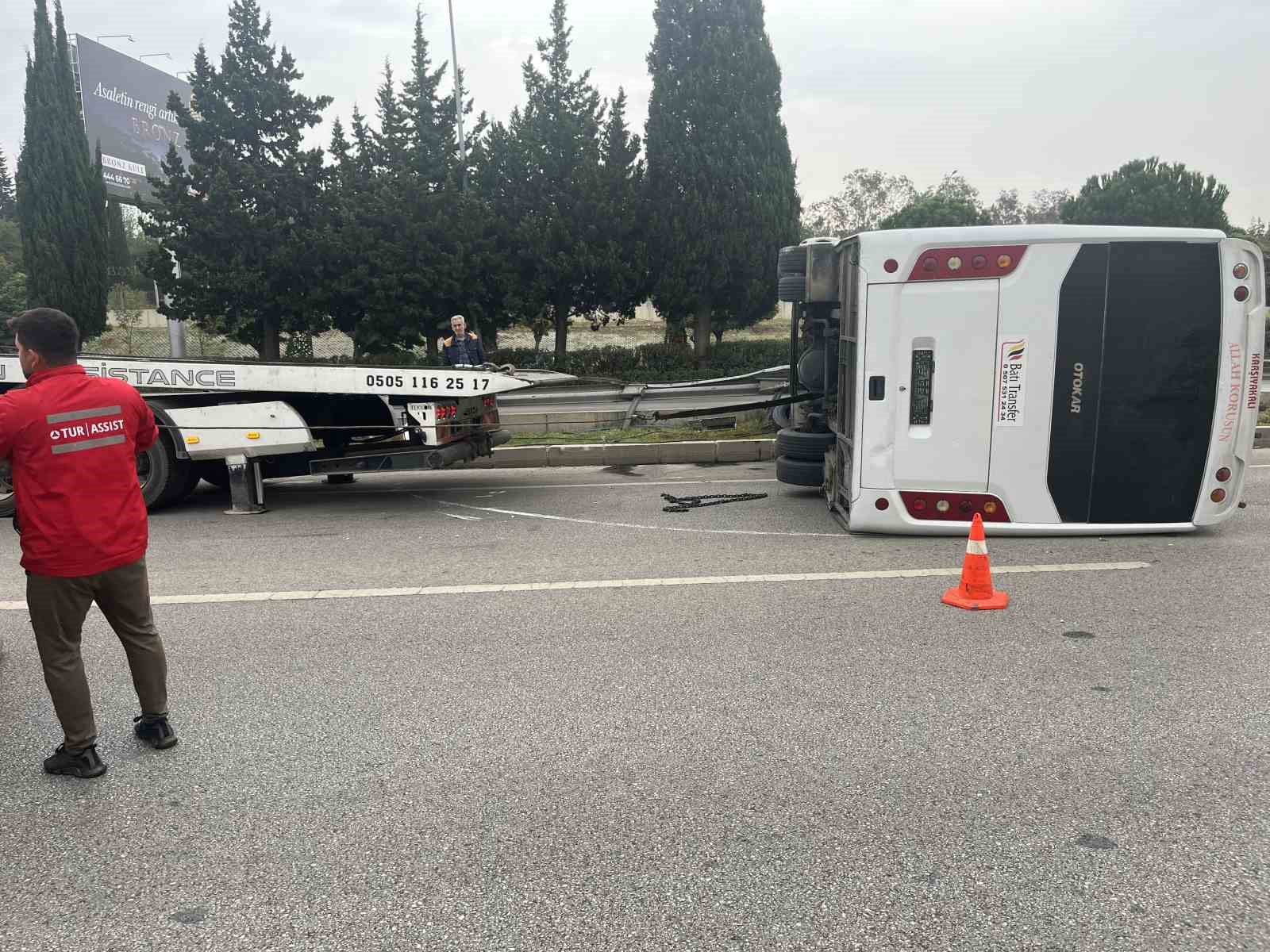 İzmir’de havalimanı personel servisi devrildi: 5 yaralı