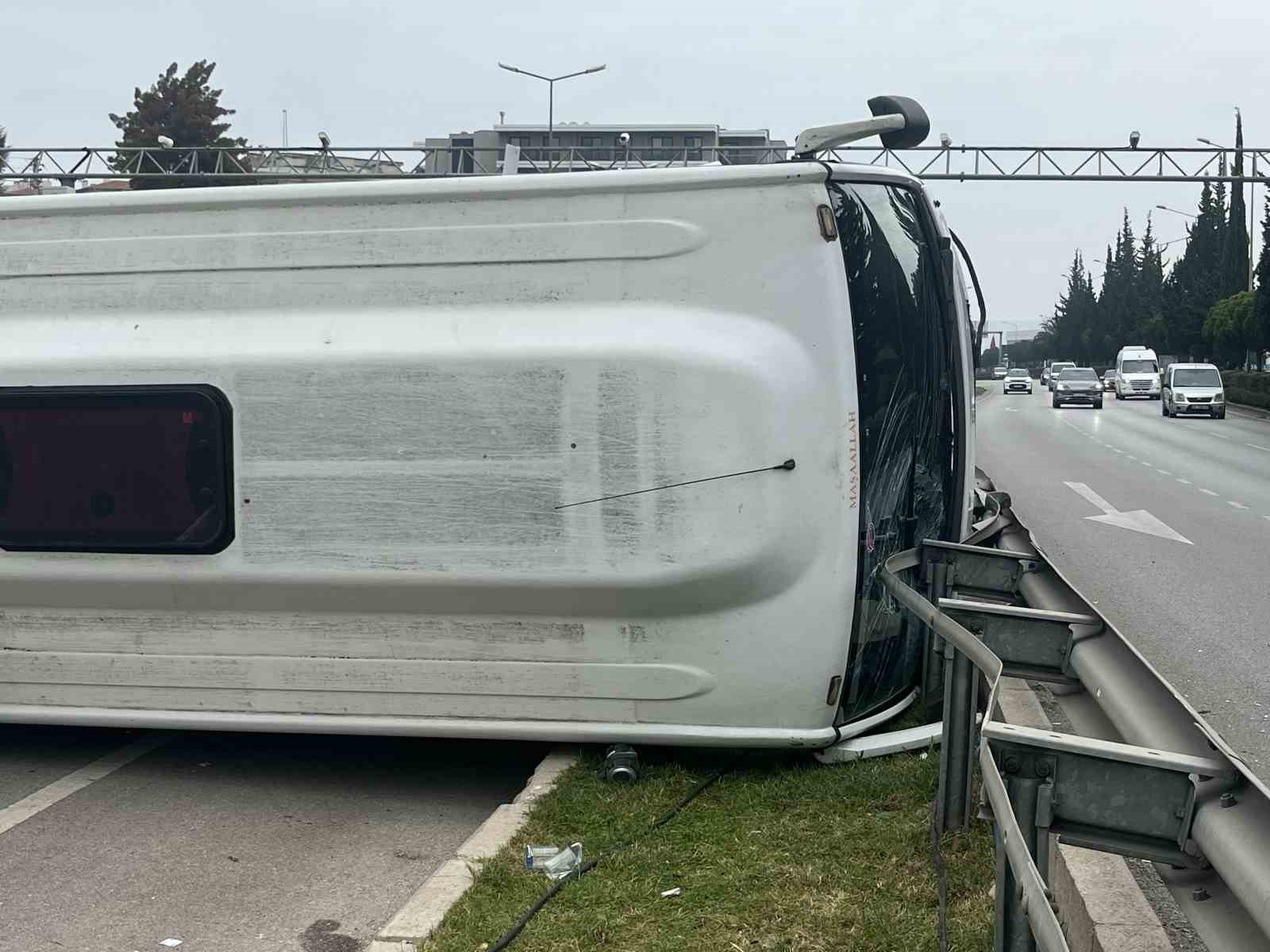 İzmir&rsquo;de havalimanı personel servisi devrildi: 5 yaralı
