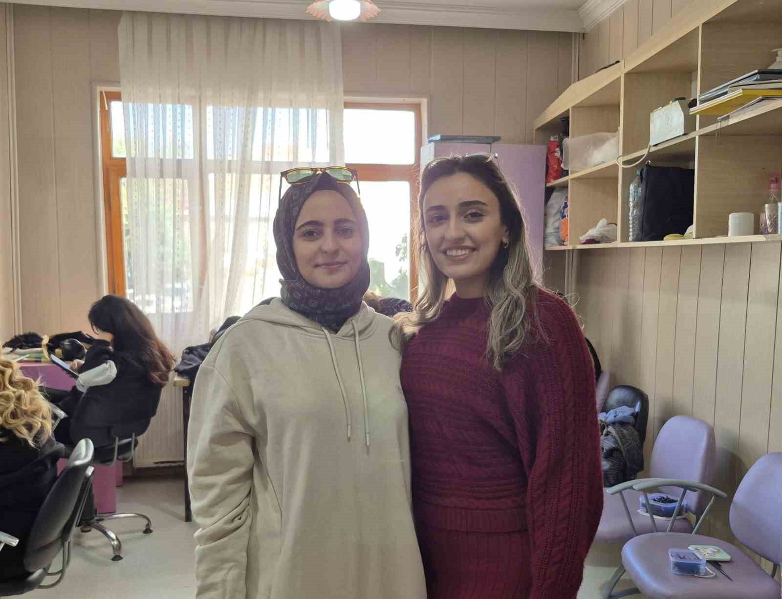 Abla ve kardeş, hayalleri için kuaförlük eğitimi alıyor