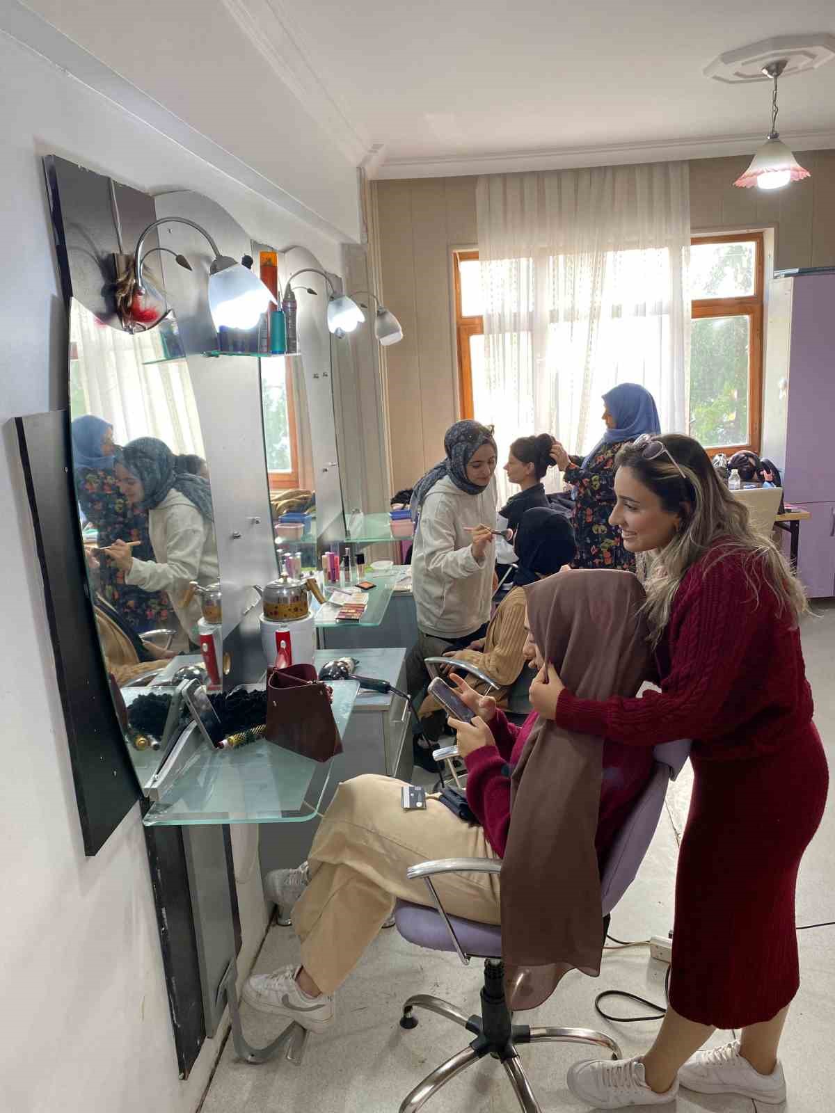 Abla ve kardeş, hayalleri i&ccedil;in kuaf&ouml;rl&uuml;k eğitimi alıyor
