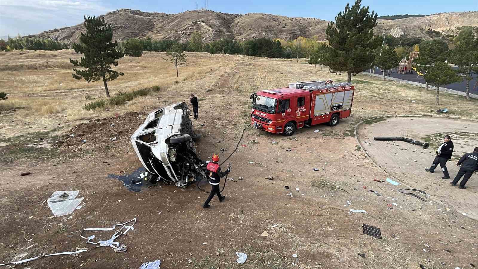 Sivas’ta minibüs istinat duvarından aşağı devrildi: 4 yaralı