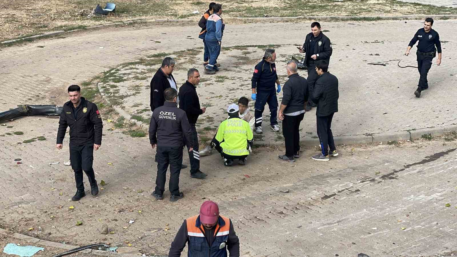 Sivas&rsquo;ta minib&uuml;s istinat duvarından aşağı devrildi: 4 yaralı
