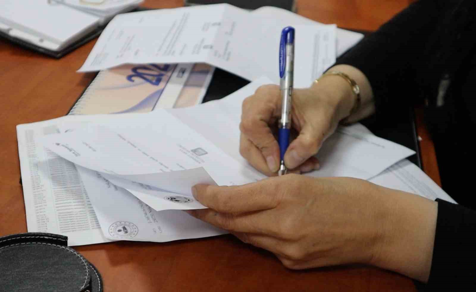 "Evinde otur" dediler, o mahallesine hizmet etmeyi se&ccedil;ti
