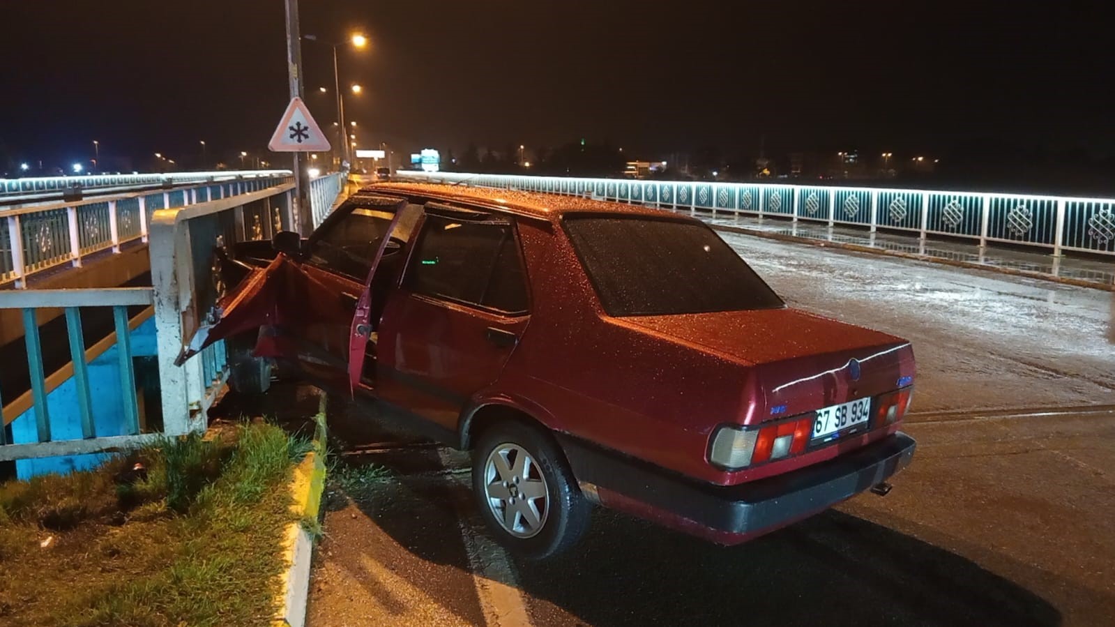 Otomobil, k&ouml;pr&uuml;n&uuml;n korkuluklarına &ccedil;arptı
