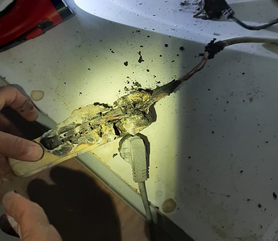 Burdur’da prize takılan uzatma kablosu yangına sebep oldu