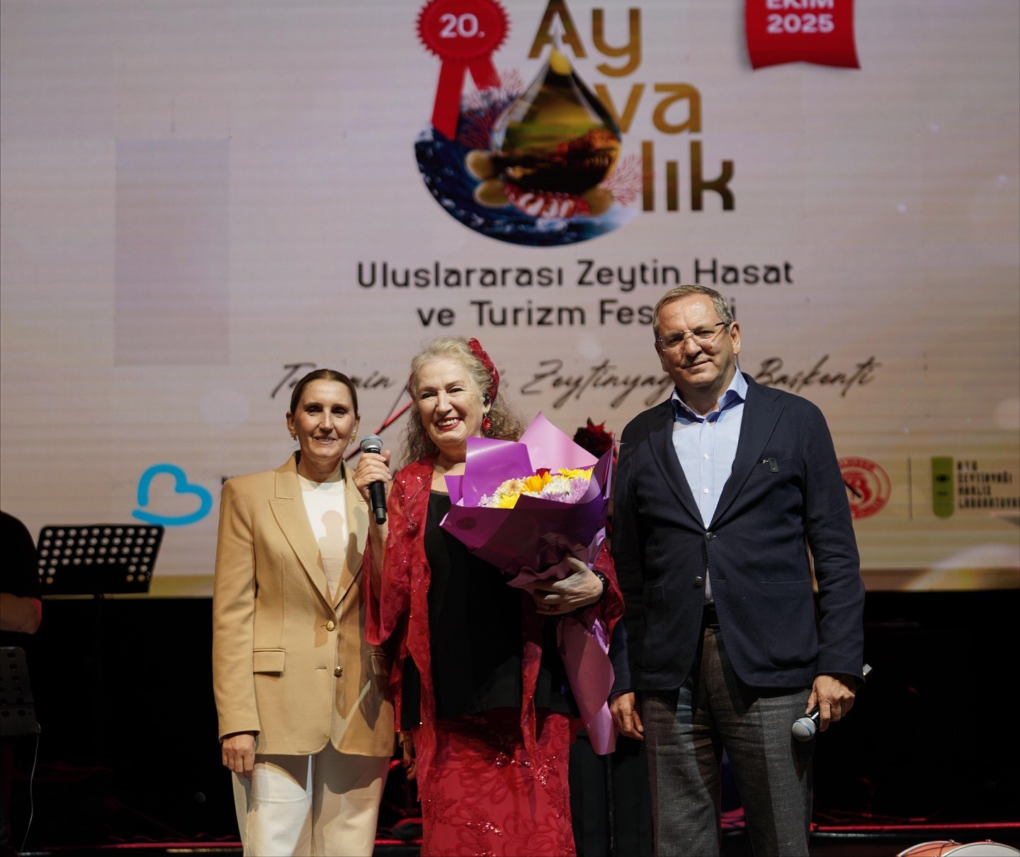 Ayvalık Zeytin Hasat Festivali&rsquo;nde Suzan Kardeş ile Balkan r&uuml;zgarı
