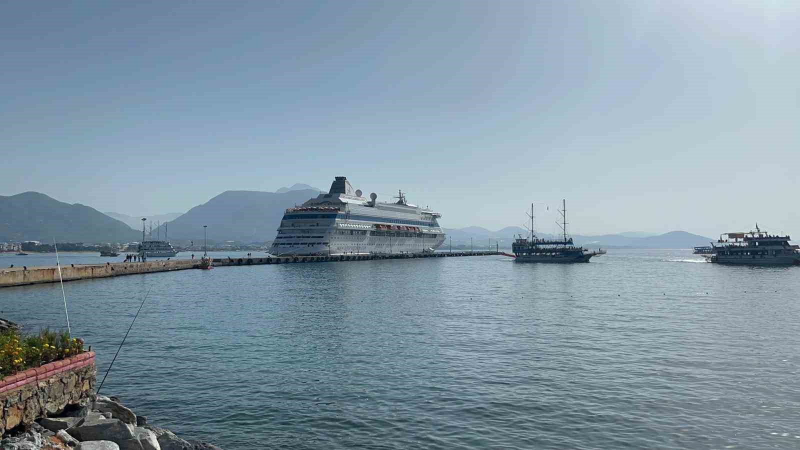 Lüks kruvaziyer 867 yolcu ve 469 mürettebatıyla Alanya’ya demirledi