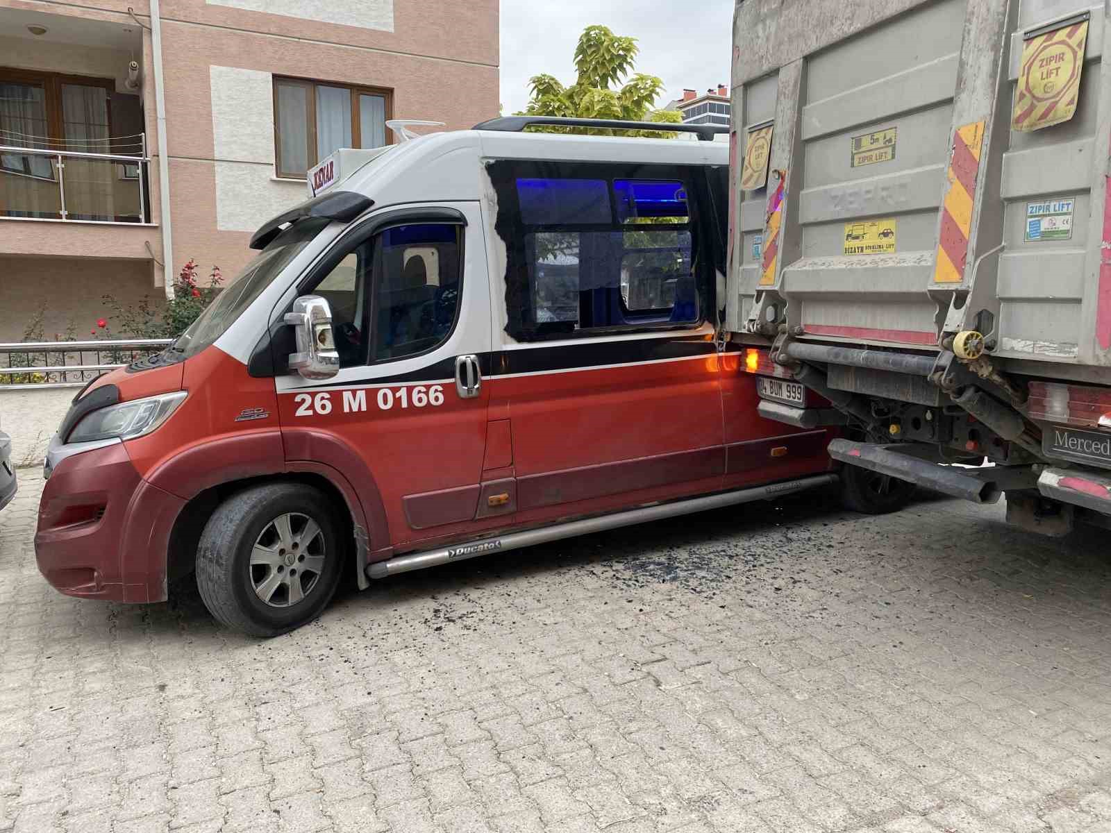 Tır ile minibüsün çarpıştığı kaza maddi hasarla atlatıldı