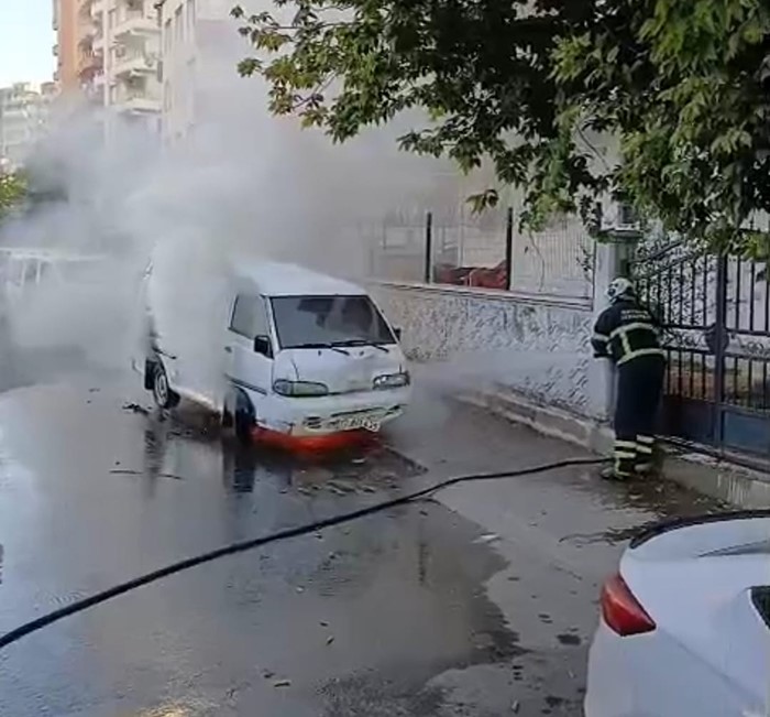 Batman’da park halindeki minibüs yandı