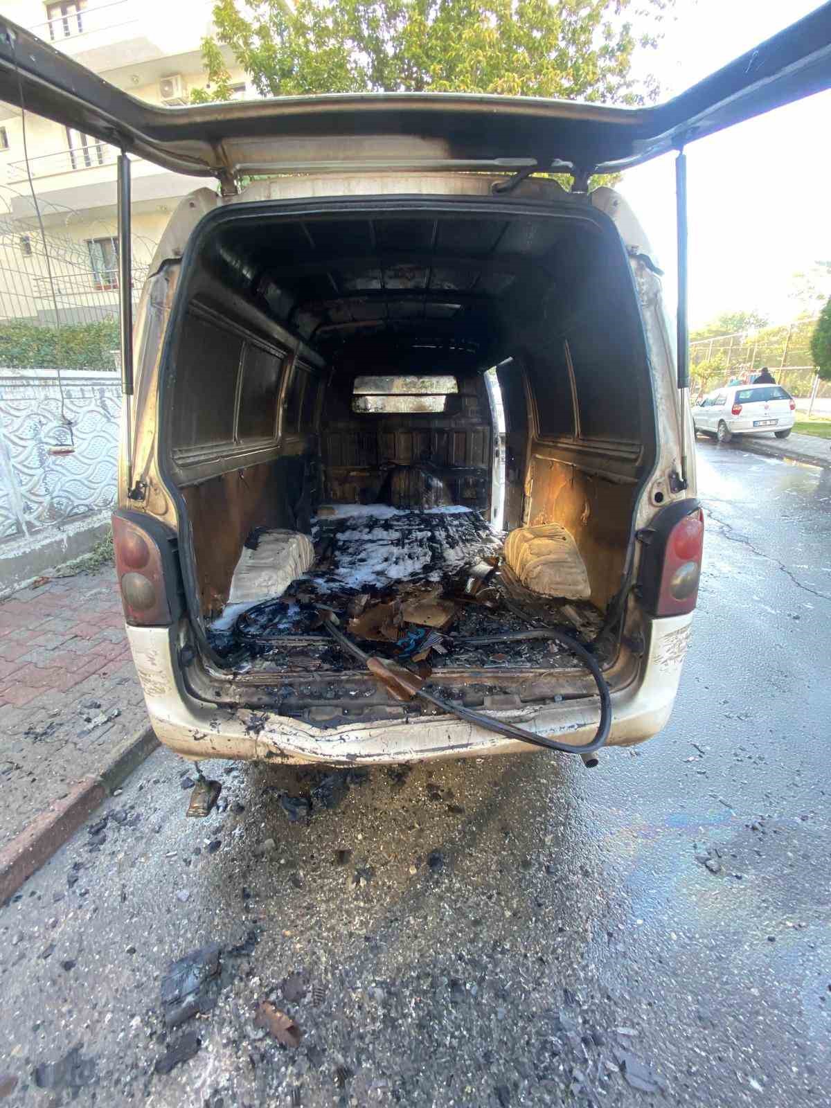 Batman&rsquo;da park halindeki minib&uuml;s yandı
