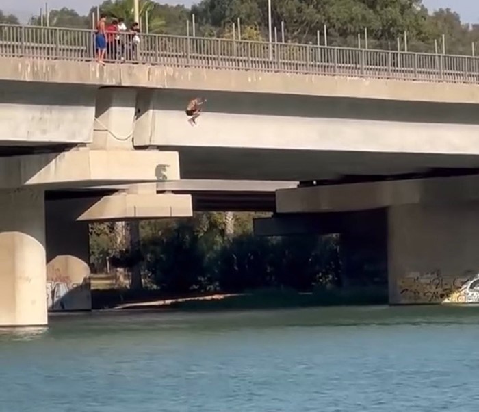 Serinlemek i&ccedil;in metrelerce y&uuml;kseklikten nehre atladılar
