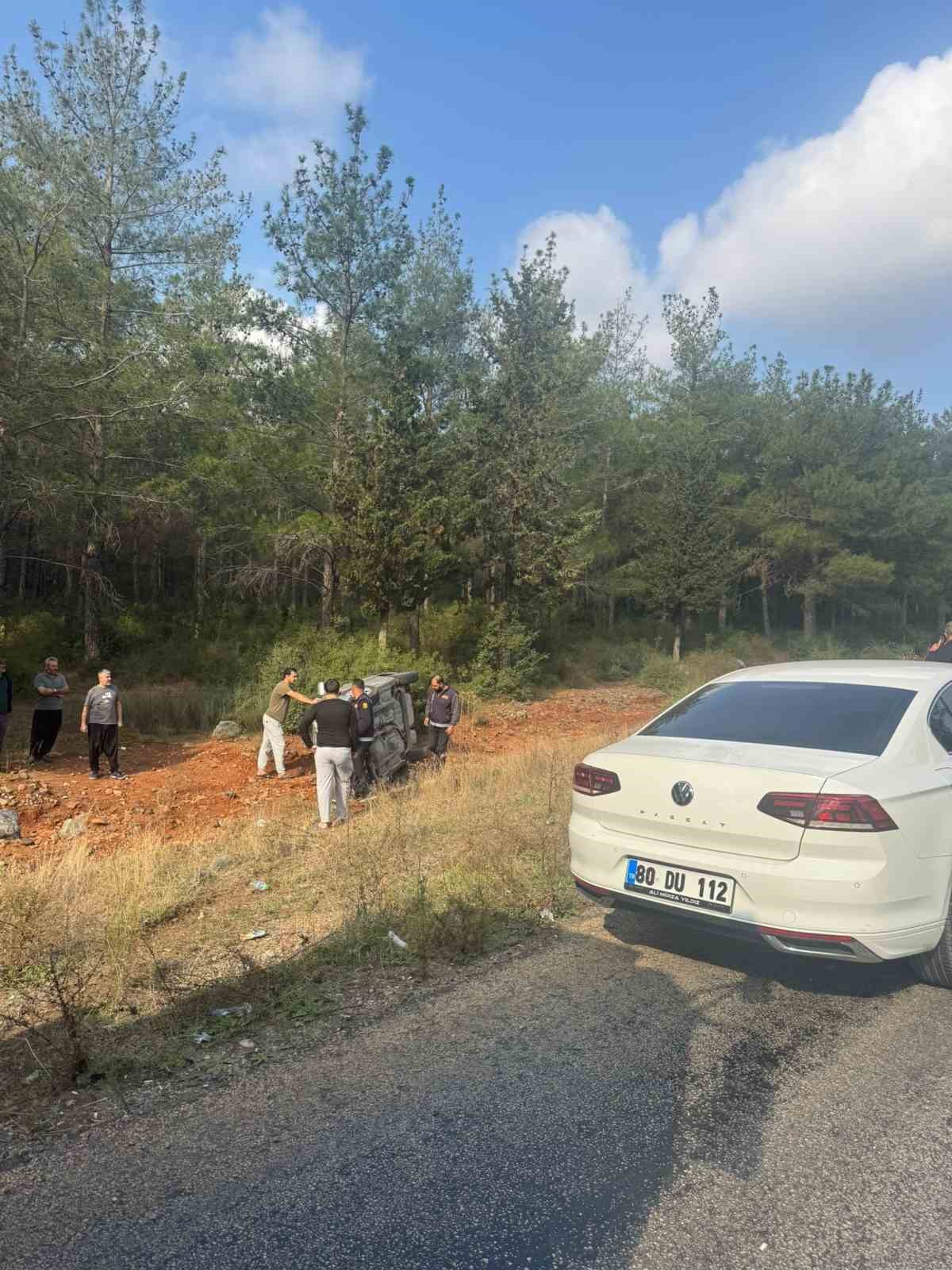 Osmaniye&rsquo;de kontrolden &ccedil;ıkan ara&ccedil; şarampole yuvarlandı: 1 yaralı

