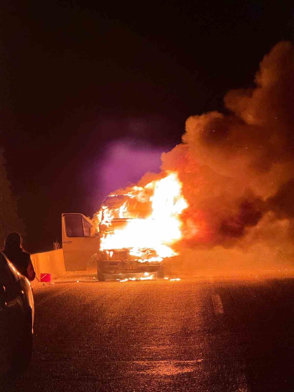 Milas&rsquo;ta minib&uuml;s k&uuml;le d&ouml;nd&uuml;
