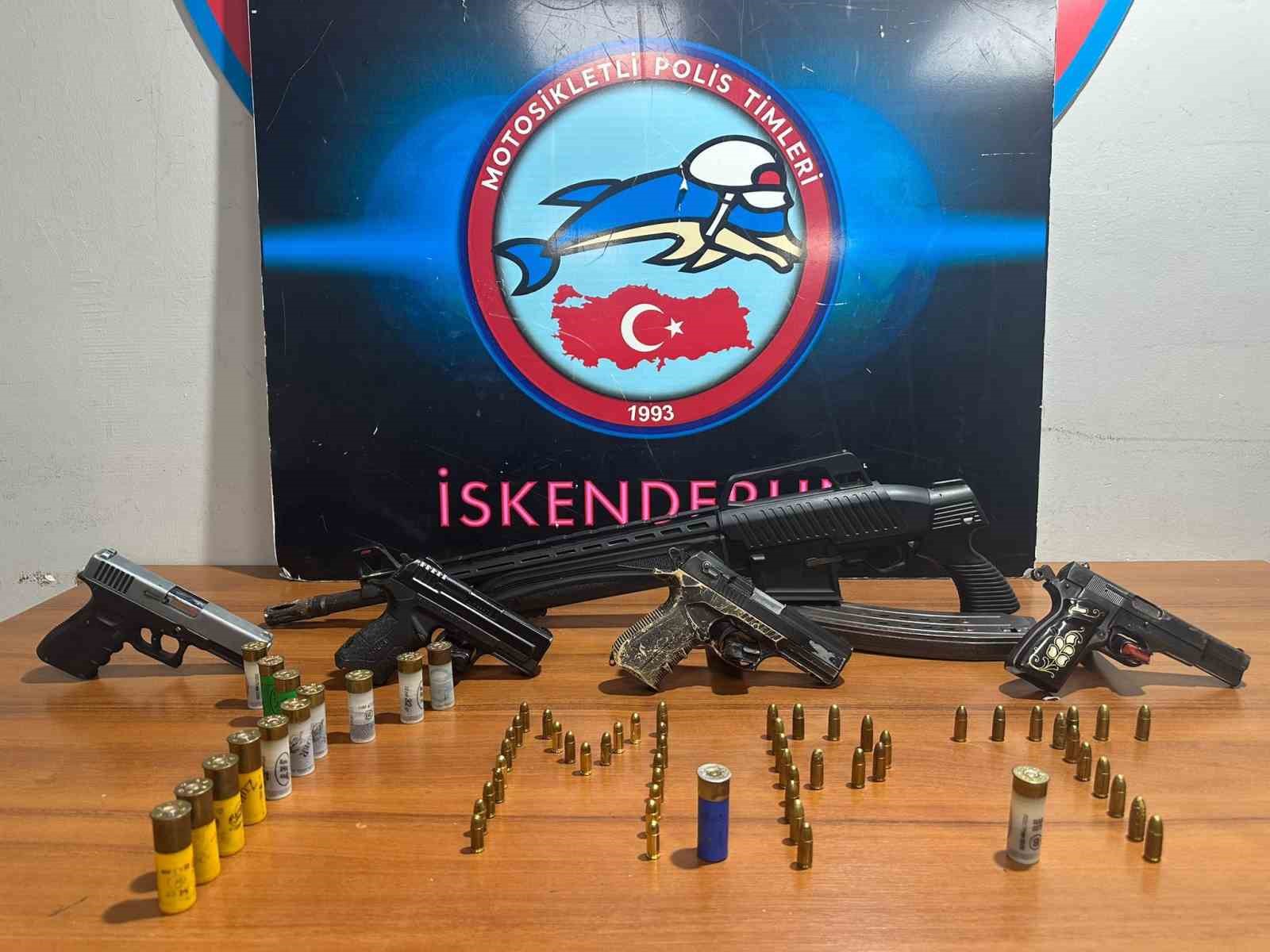 İskenderun&rsquo;da asayiş uygulaması; 5 adet ruhsatsız silah ele ge&ccedil;irildi
