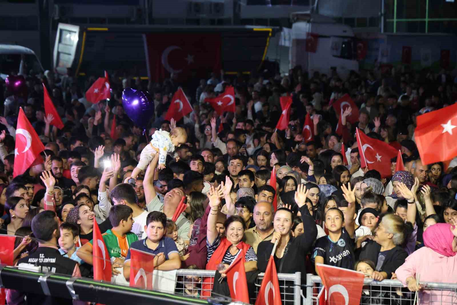 Kozan&rsquo;da Ali Kınık konser verdi
