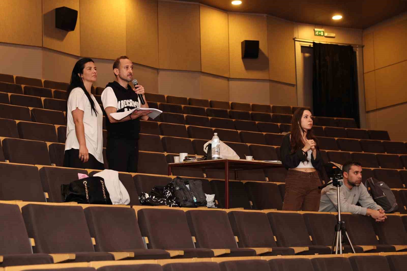 Nil&uuml;fer Kent Tiyatrosu iftiharla sunar: &rsquo;L&uuml;k&uuml;s Hayat&rsquo;
