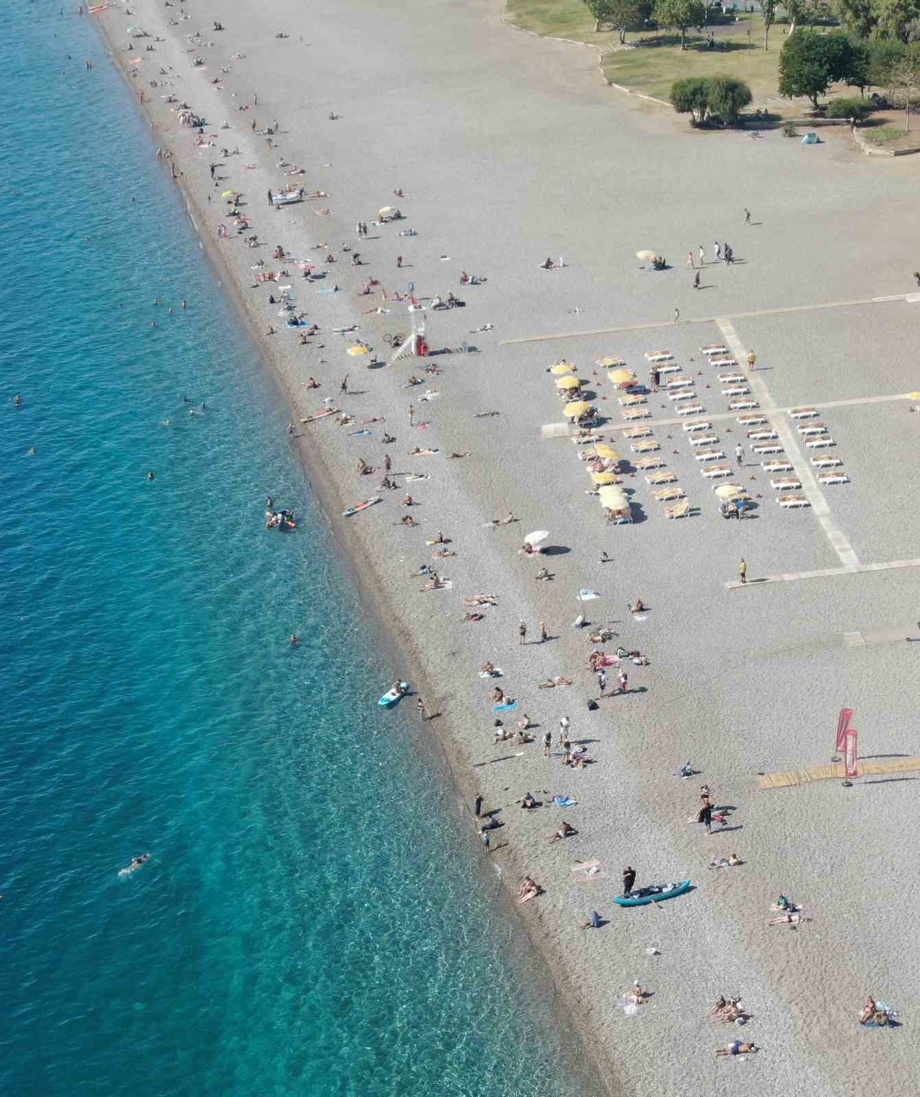 T&uuml;rkiye kışı yaşarken, Antalya&rsquo;da yazdan kalma g&uuml;nler devam ediyor
