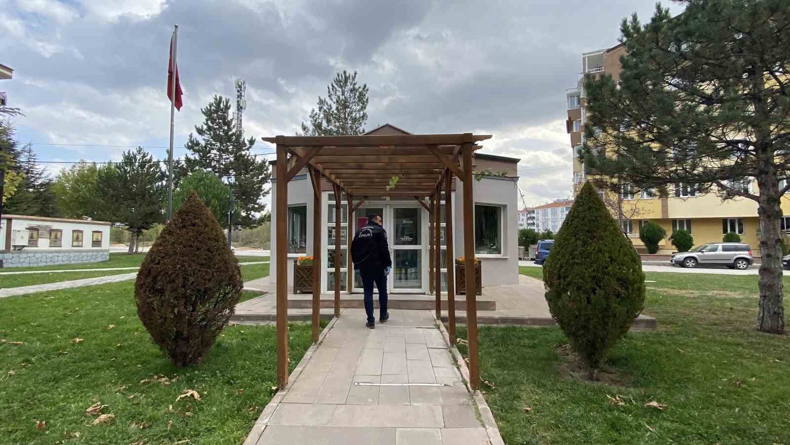 Motosikletli saldırgan muhtarlığa kurşun yağdırdı