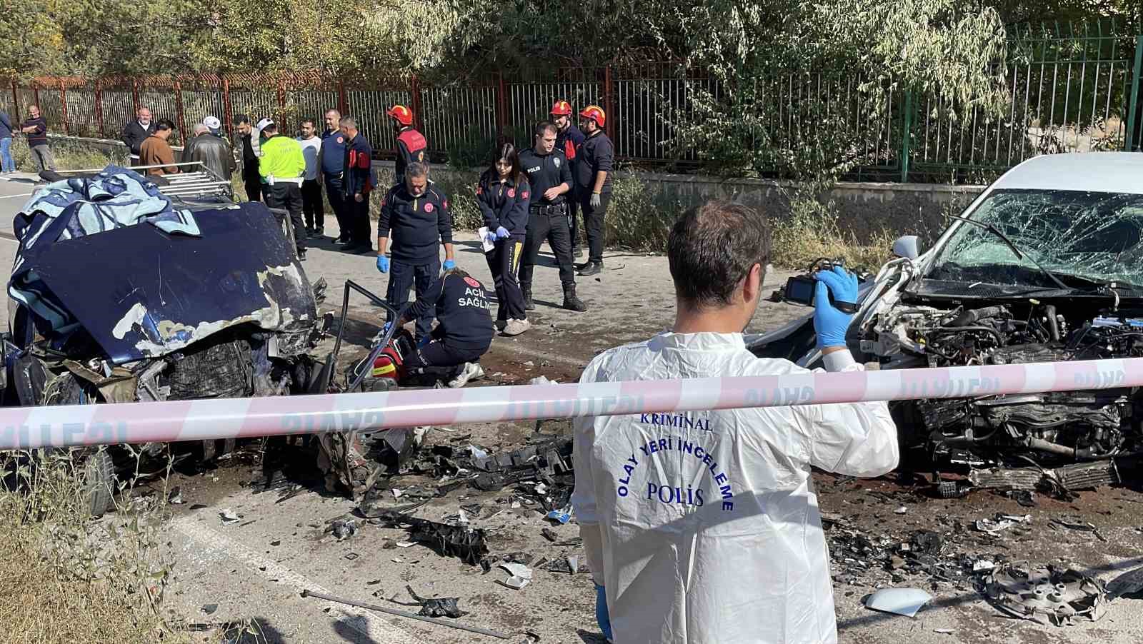 Sivas&rsquo;ta iki otomobil &ccedil;arpıştı: 1 &ouml;l&uuml;, 1 yaralı
