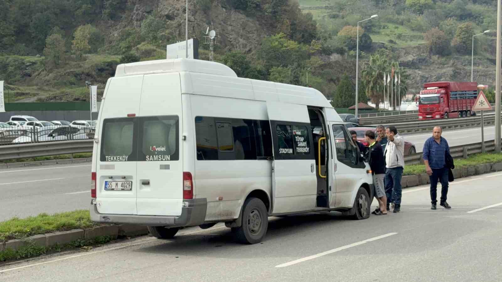 Samsun&rsquo;da dolmuş minib&uuml;s kaldırıma &ccedil;arptı: 2 yaralı
