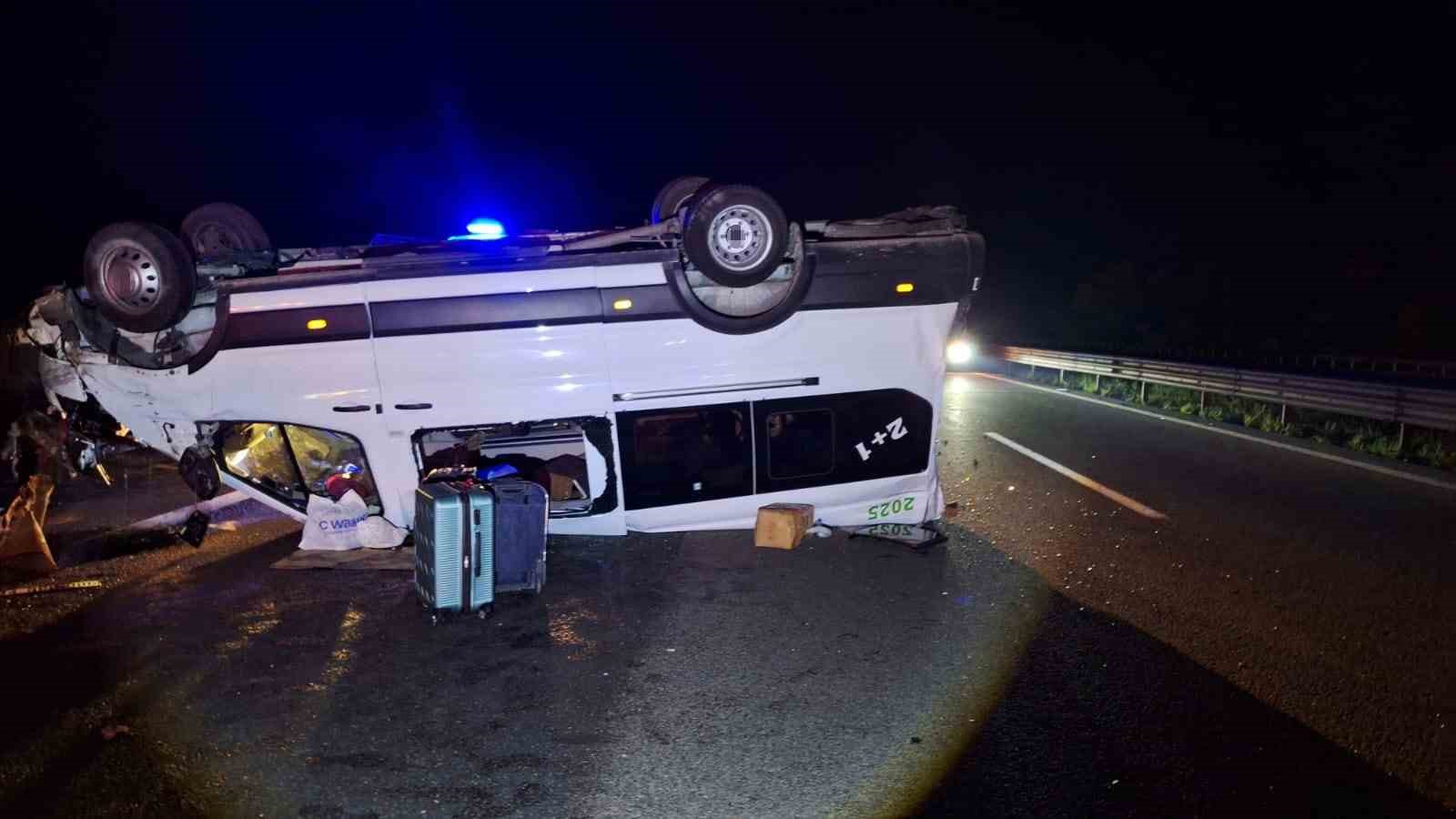 TEM Otoyolu’nda bariyerlere çarpan minibüs ters döndü: 4 yaralı