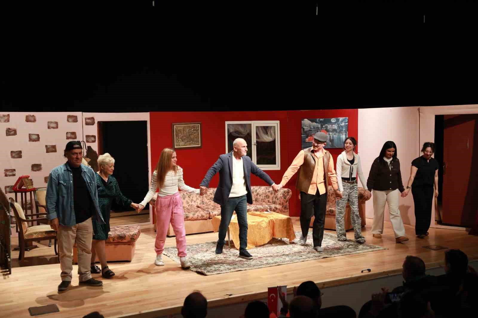 ‘Babam Geri Döndü’ Keçiören’de tiyatro severlerle buluştu